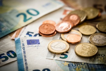 verschiedene Euroscheine und -münzen